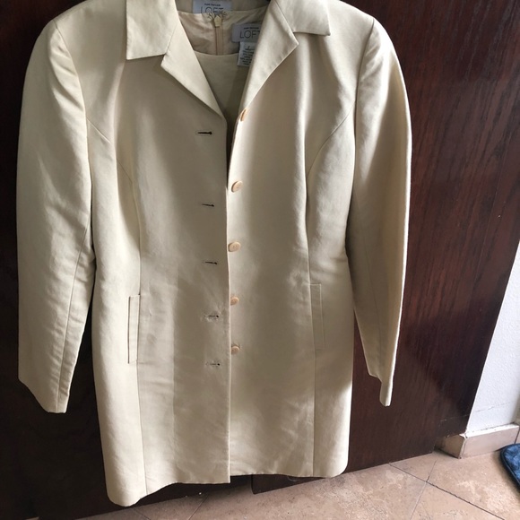 Beige suit - Picture 1 of 2